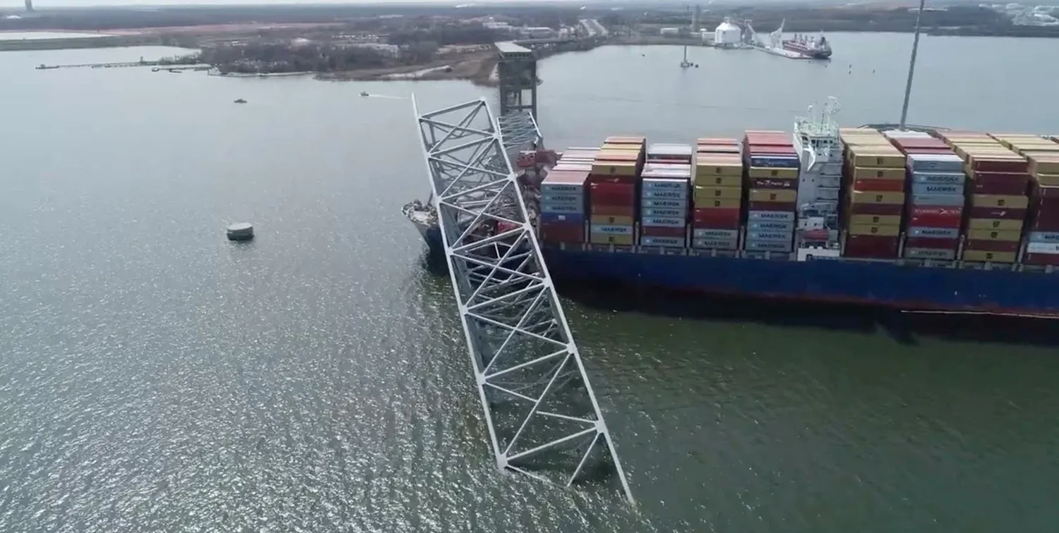 El buque encallado en el puente Francis Scott Key Bridge . Crédito: NTSB