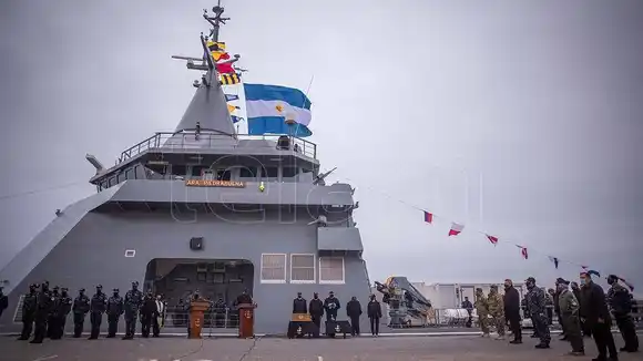 Rossi encabezó una revista naval por el arribo del patrullero ARA Piedrabuena