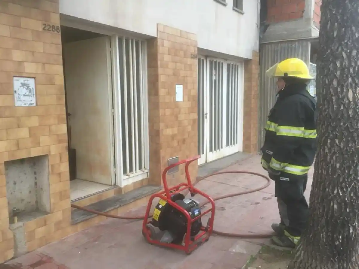 Por un caloventor, se incendió el dormitorio de un departamento en barrio Roca