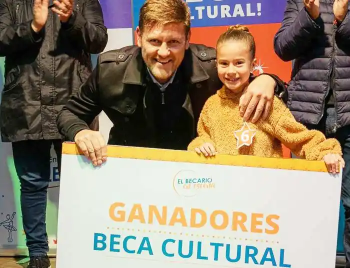 Se entregaron becas culturales a estudiantes ganadores  del certamen