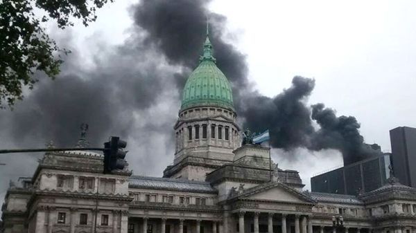 Se prendió fuego el Anexo del Congreso de la Nación 