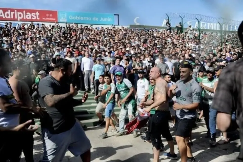 Incidentes antes del partido entre Sarmiento y Boca