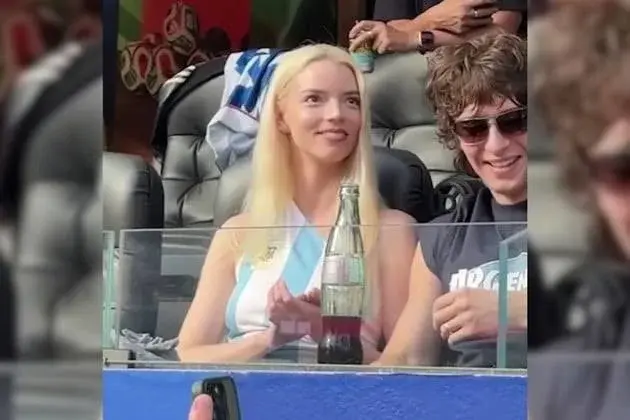 Anya Taylor-Joy alentó a Estados Unidos en el Mundial, pero con la camiseta argentina