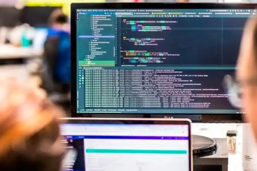 Empresa tecnológica ofrece trabajo con sueldos desde 2 mil dólares: puestos y cómo sumarse