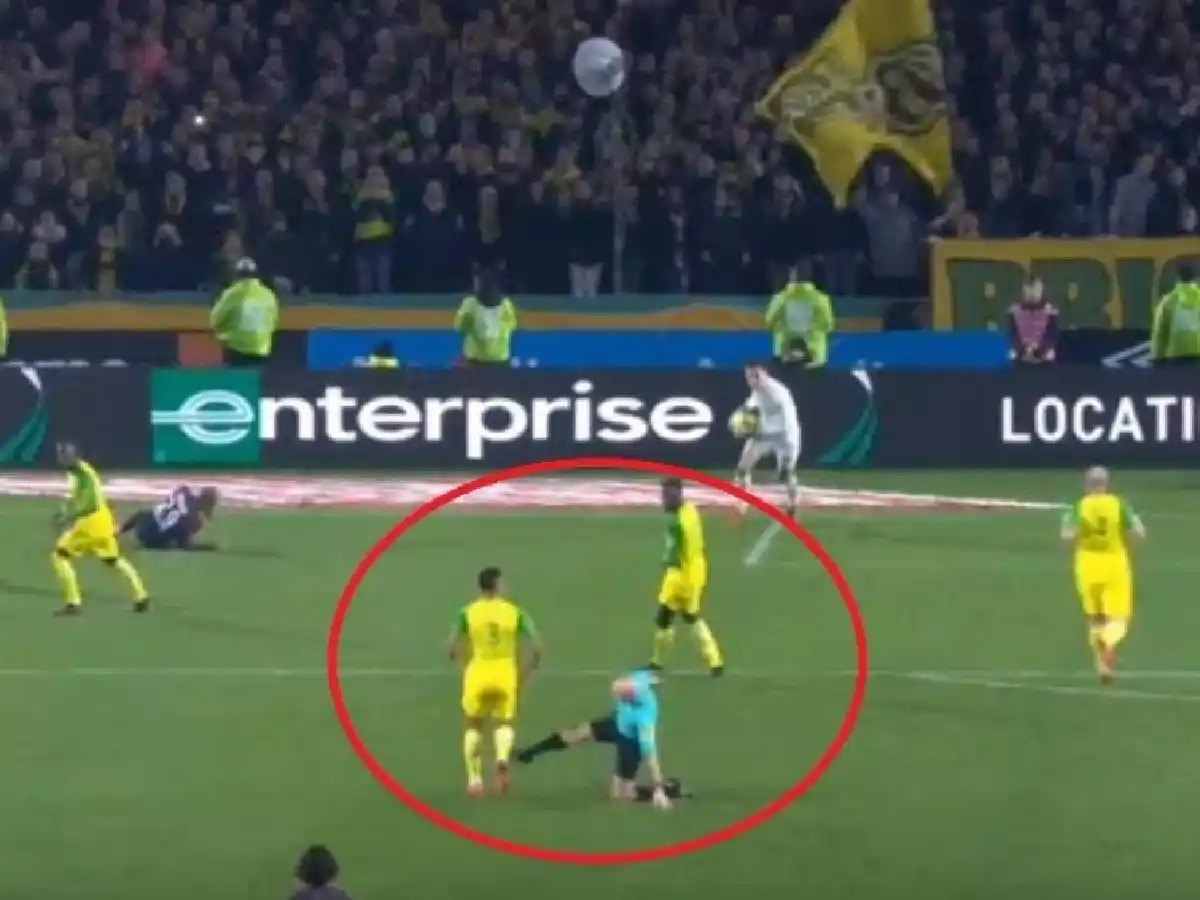 Un árbitro le pegó una patada a un jugador y encima lo expulsó