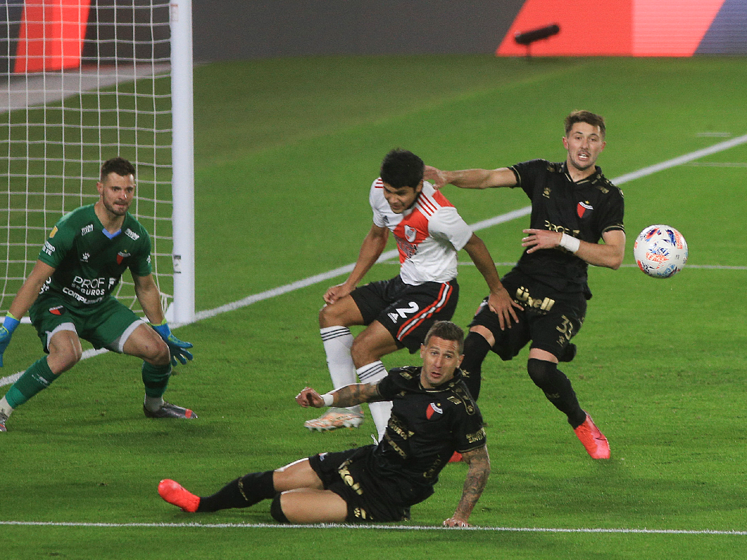 Colón, con Chicco, dio el golpe en el Monumental