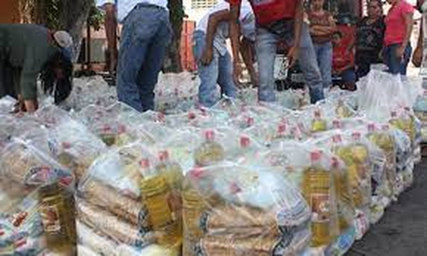 Harina de maíz con gusanos y alimentos con gorgojos entregaron en las bolsas CLAP