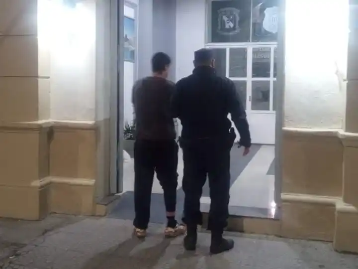 Lo sorprendieron en un garaje, fingió estar armado y terminó detenido: había violado un arresto domiciliario