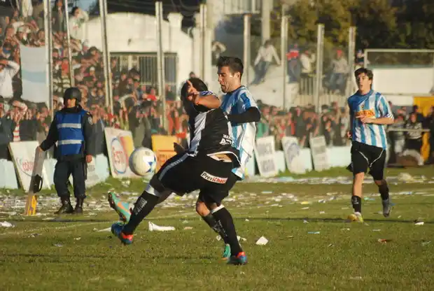 Se jugaron los partidos de ida y habría un cuarto ascenso en el Argentino B de Fútbol