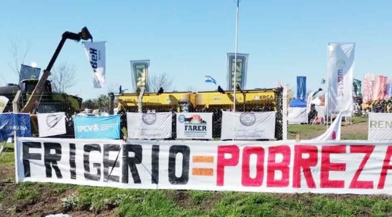 Docentes protestaron en la Expo Rural de Gualeguaychú contra los bajos salarios y la reforma de la Caja de Jubilaciones