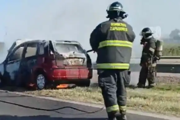 Un auto se prendió fuego en la autopista Rosario-Santa Fe