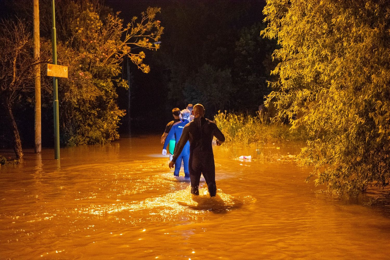 Emergencia en Ensenada: Calles anegadas y 70 personas evacuadas por la gran crecida del Río de la Plata