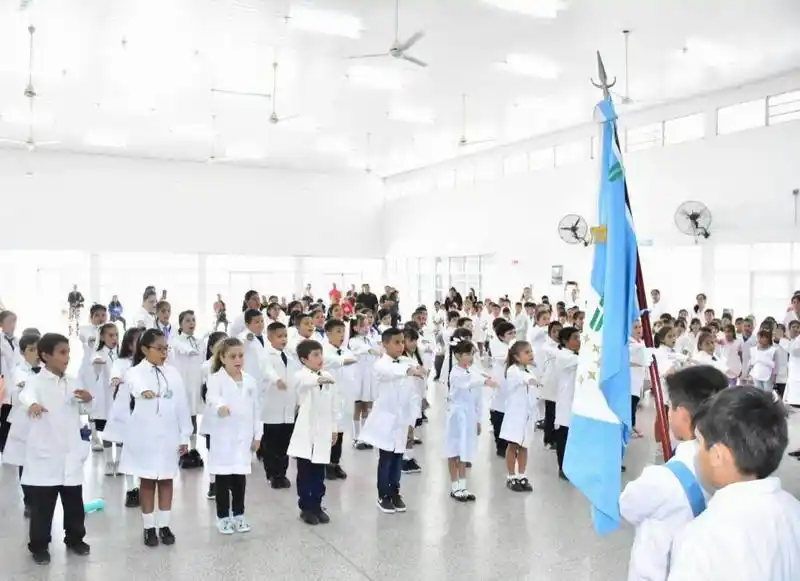 En las escuelas, estudiantes de 4.º grado 
prometieron lealtad a la Bandera Provincial