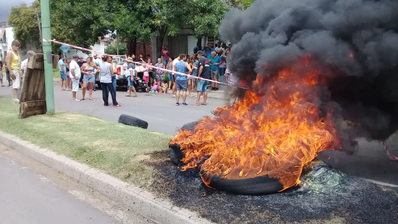 Vecinos se manifestaron por el robo que sufrió un taller mecánico