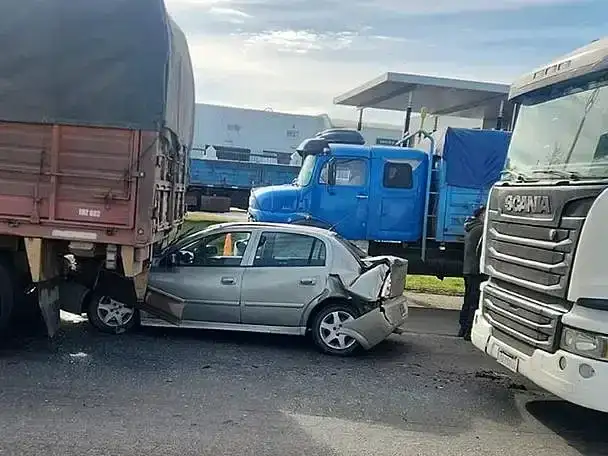 Como consecuencia del doble impacto, el vehículo quedó atrapado entre ambos camiones, dejando a su único ocupante aprisionado en el habitáculo.
