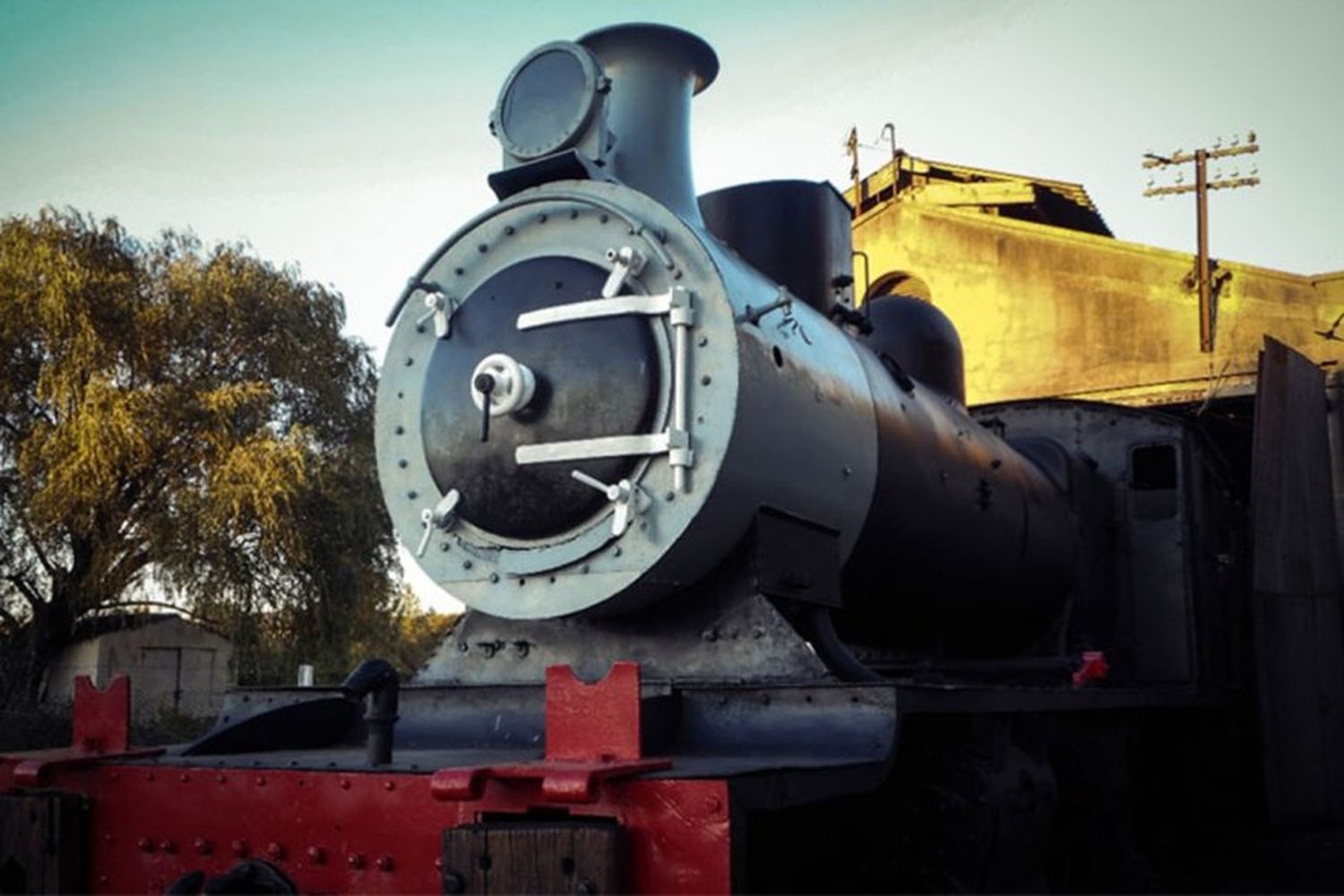 El Ferroclub de Concepción del Uruguay y una antigua locomotora