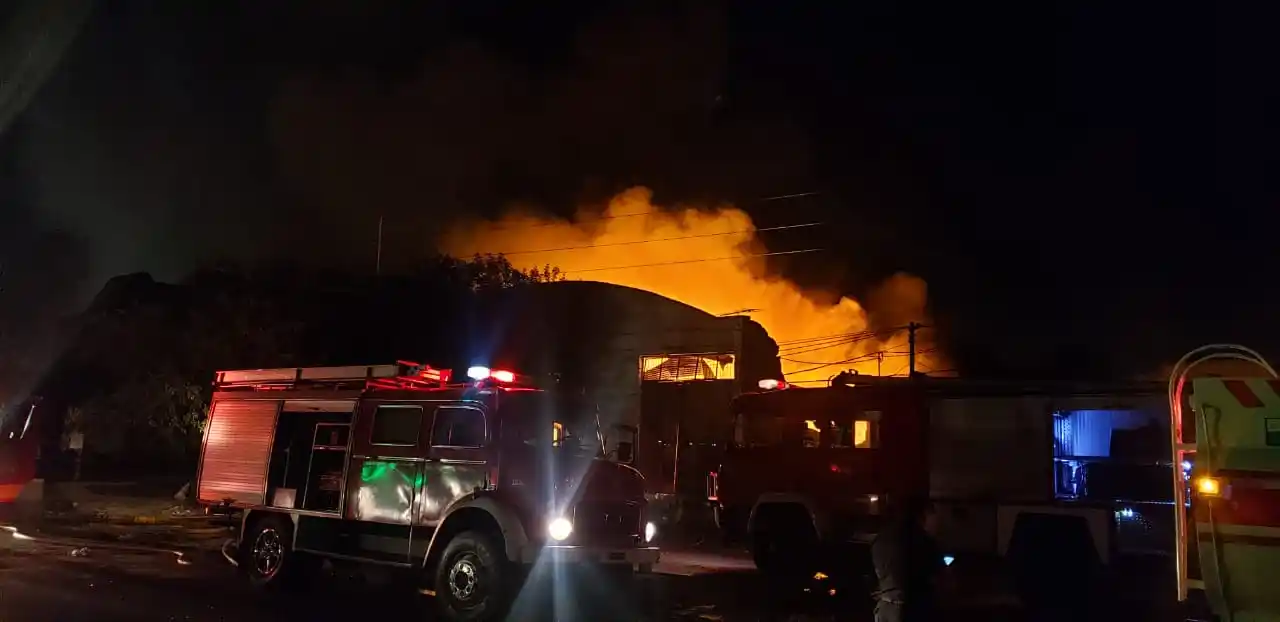 Incendio en planta química de Esteban Echeverría