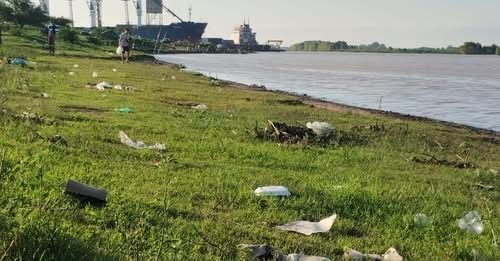 Reclaman por el abandono de la costanera en el espacio frente al puerto