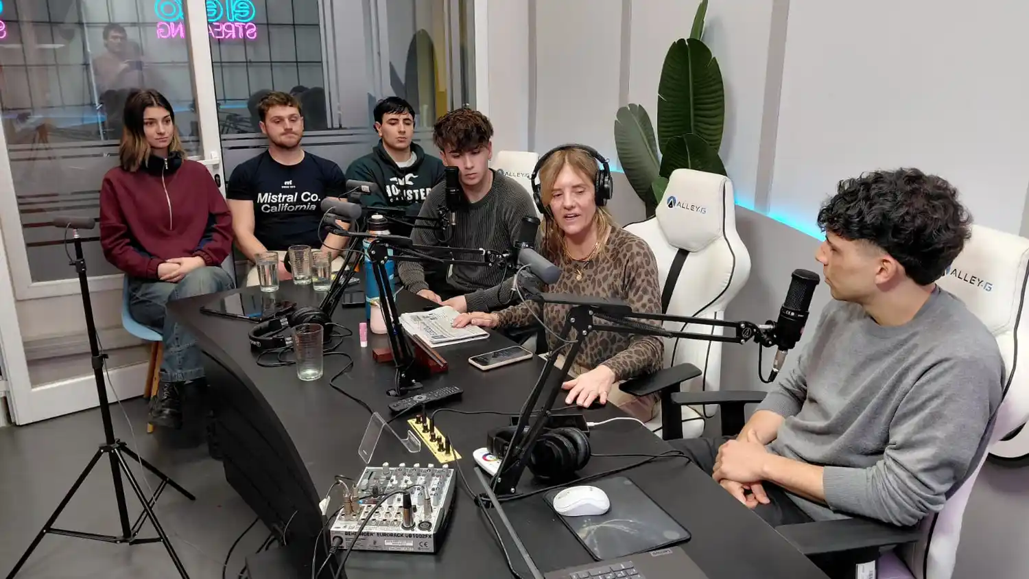 Abril, Gerardo y Martino, junto a Lucas González (hermano de la víctima), la periodista Beatriz Leonardi y Jeremías, el menor amigo y acompañante en la camioneta Saveiro al momento del choque.