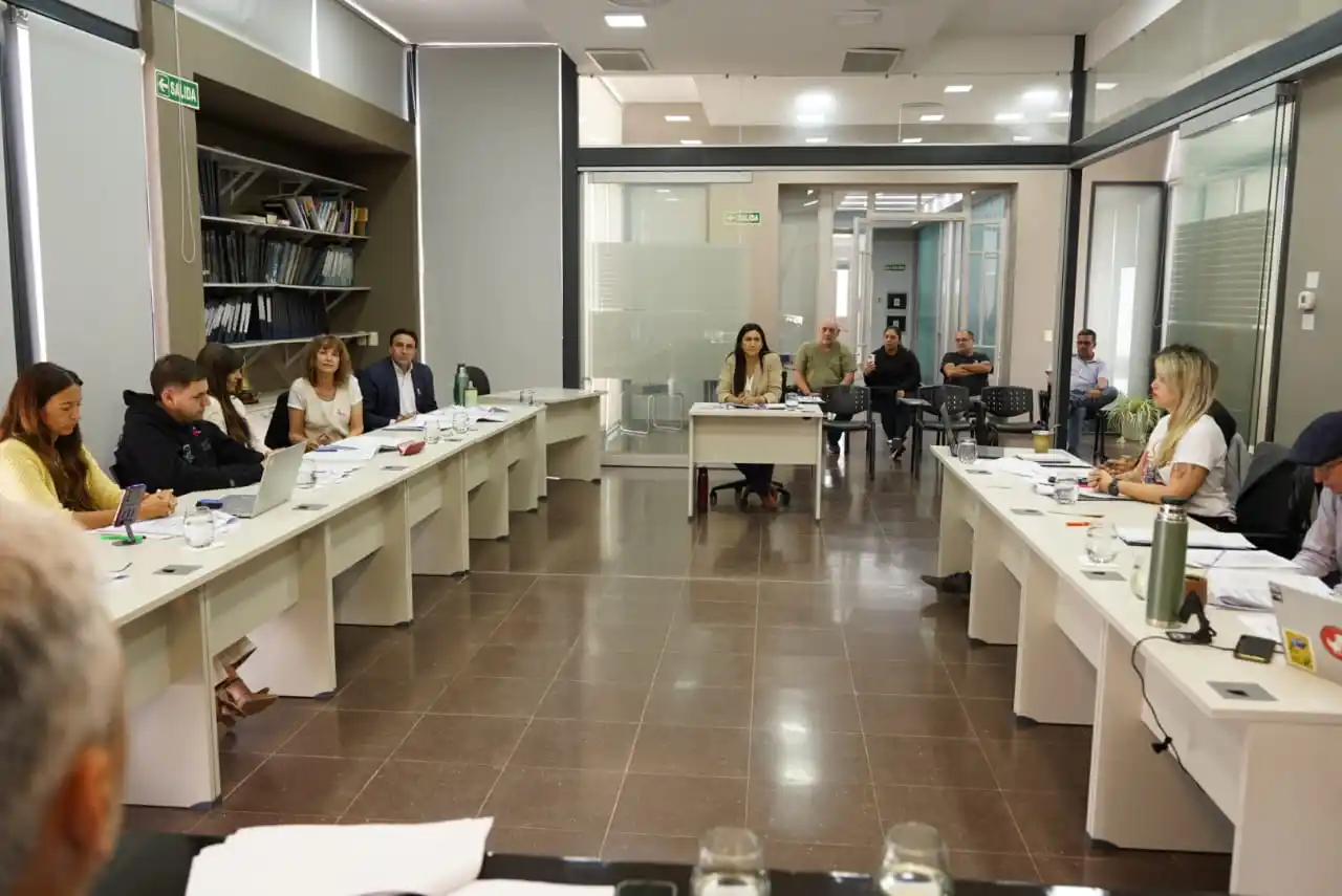 Desde los dos bloques opositores criticaron la suba del presupuesto.