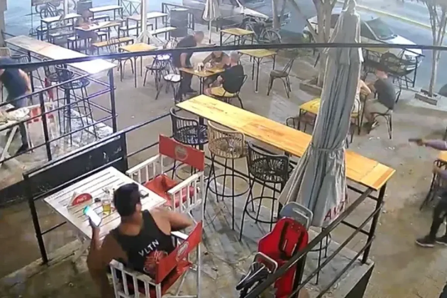 Terror en Rosario: quedó grabado cuando intentaron balear un bar y dejaron una nota intimidatoria