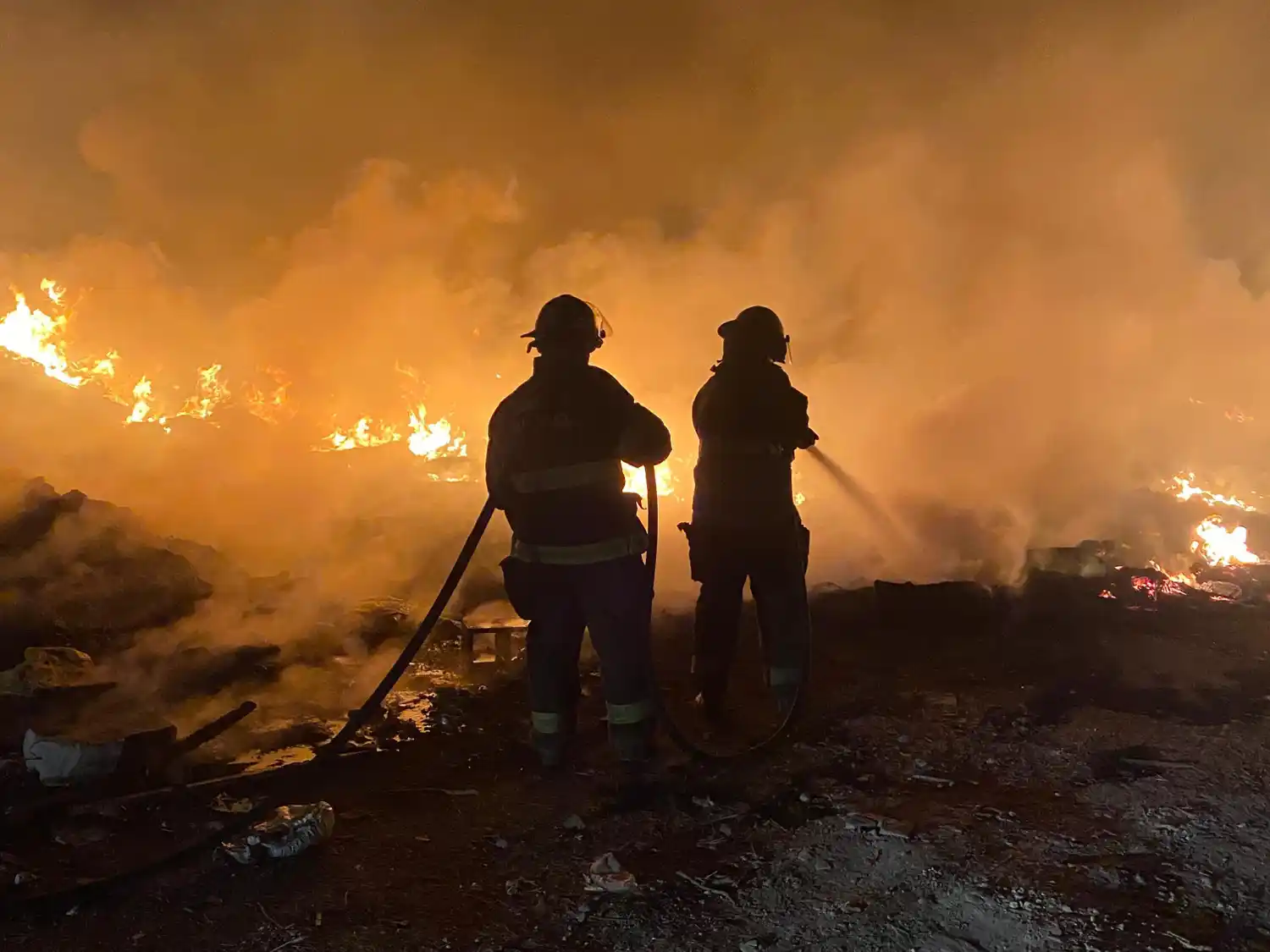Importante incendio nocturno en un basural de zona sudoeste.