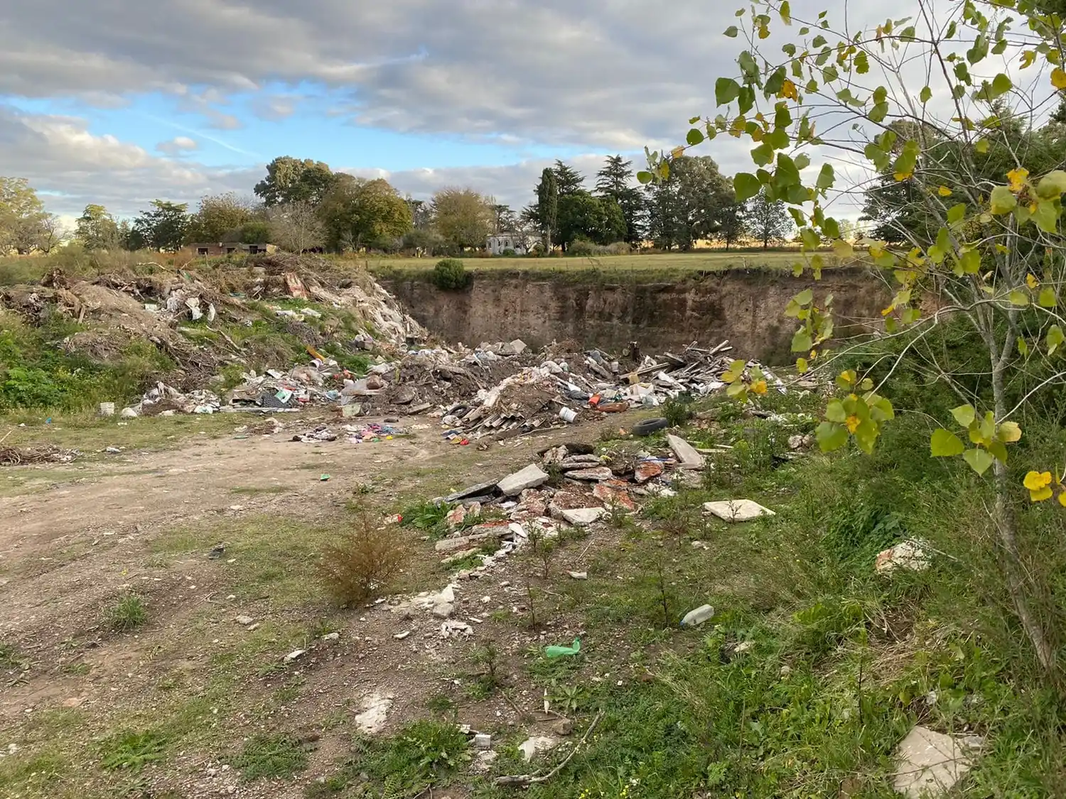 Denunciaron un basural a cielo abierto en un terreno baldío y pidieron la intervención del Municipio
