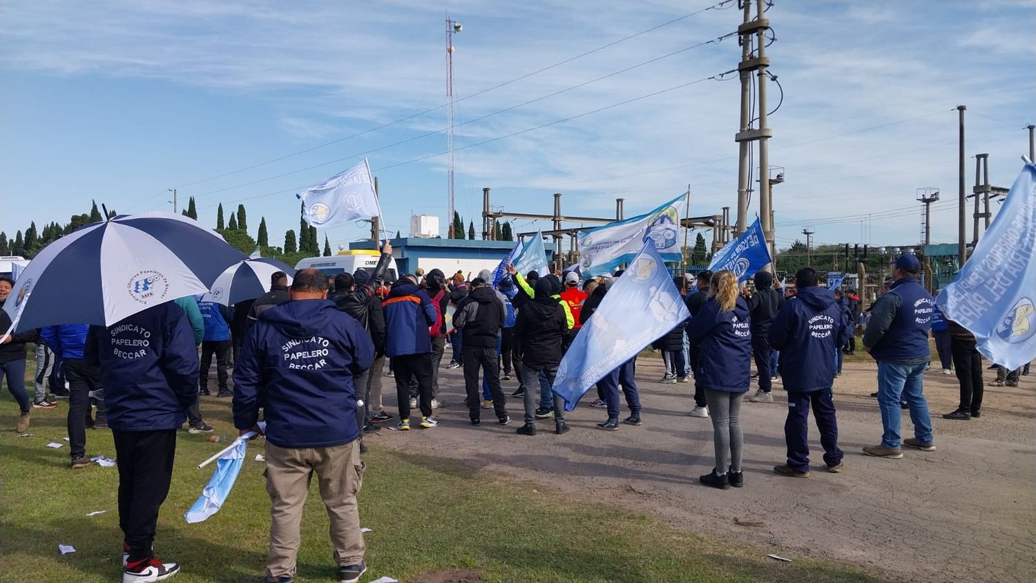 Paro de la Federación de Papeleros: manifestación en las puertas de Papel Prensa