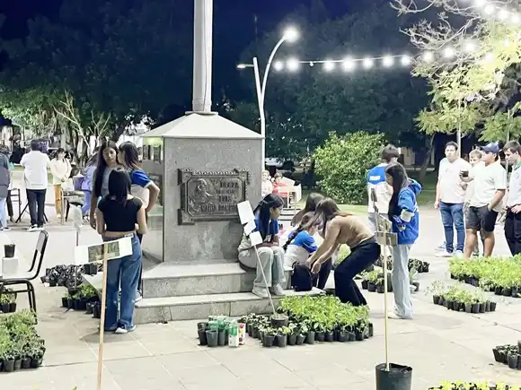 Alumnos de la escuela secundaria en la plaza
