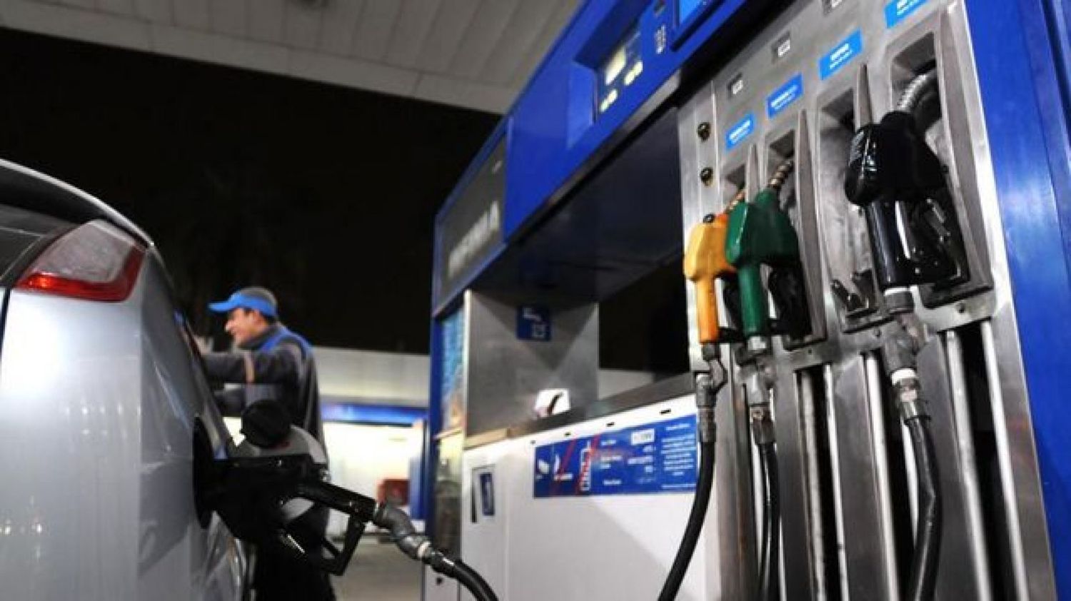 YPF anuncia baja en los precios de nafta y gasoil tras más de cinco años de aumentos