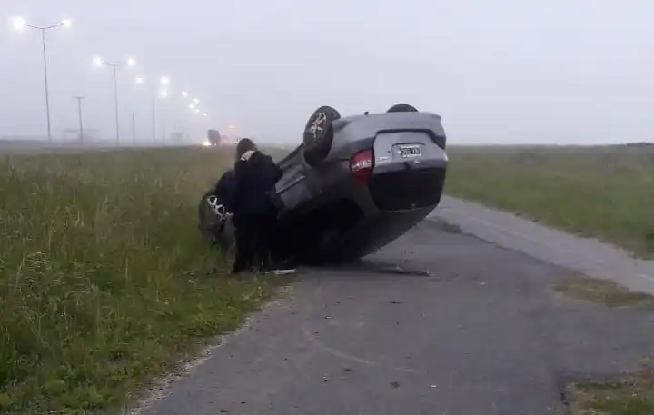 Manejaba por la ruta 11 y volcó su auto: tenía 0,5g/l de alcohol en sangre
