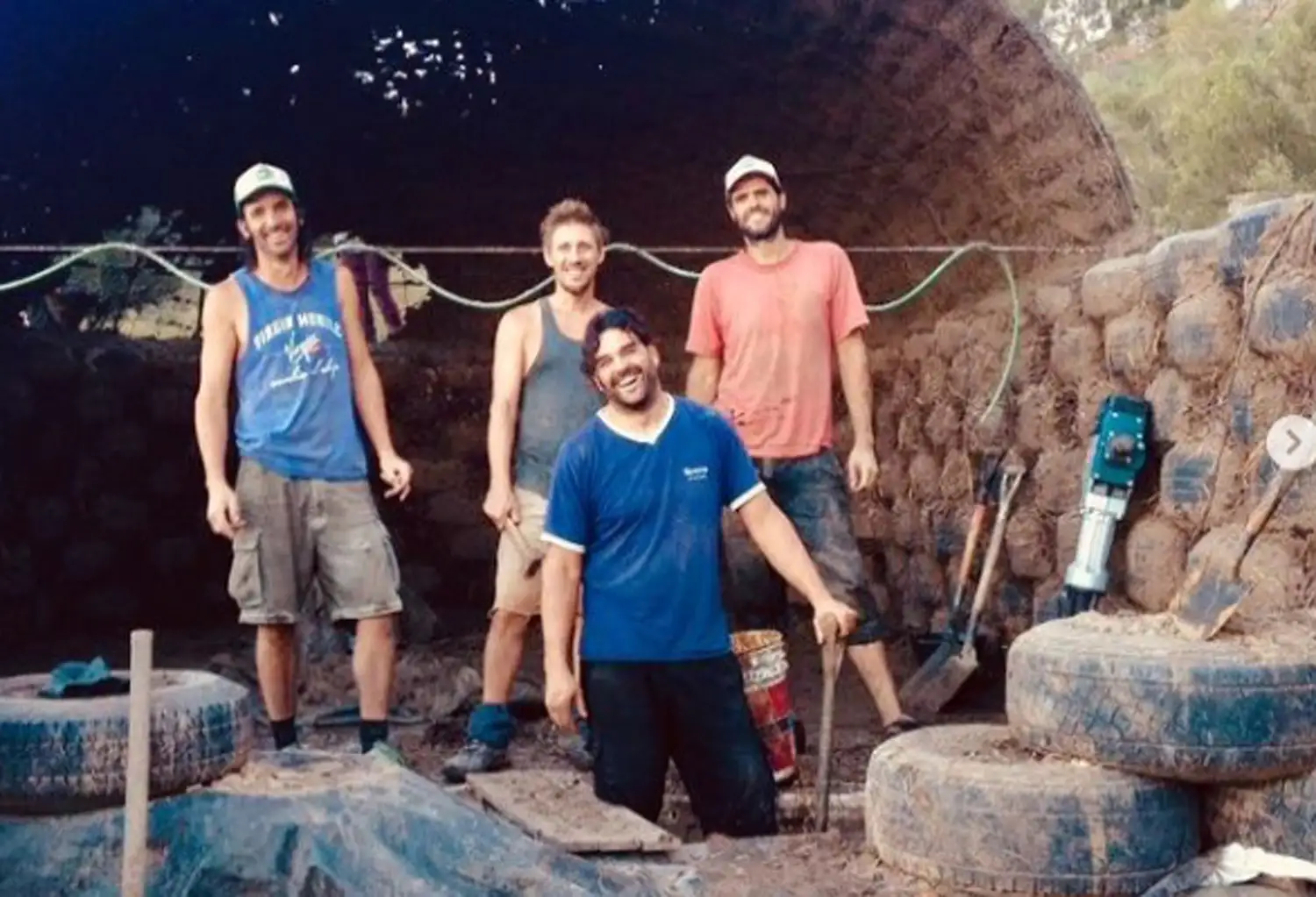 Los discípulos de “El guerrero de la Basura” llevan la bandera de la construcción pasiva y autosuficiente