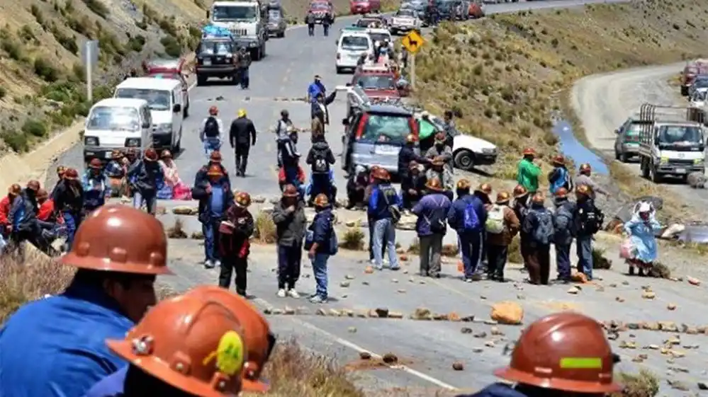 Bolivia: mineros tomaron de rehén al viceministro del Interior