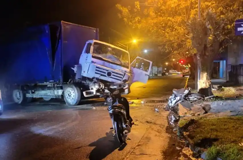 Murió el motociclista que chocó con un camión en barrio Florencio Sánchez