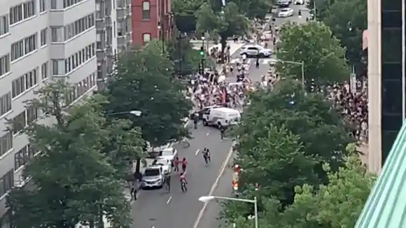 CONFUNDIERON FUEGOS ARTIFICIALES CON DISPAROS: estampida en marcha por el Día del Orgullo en Nueva York