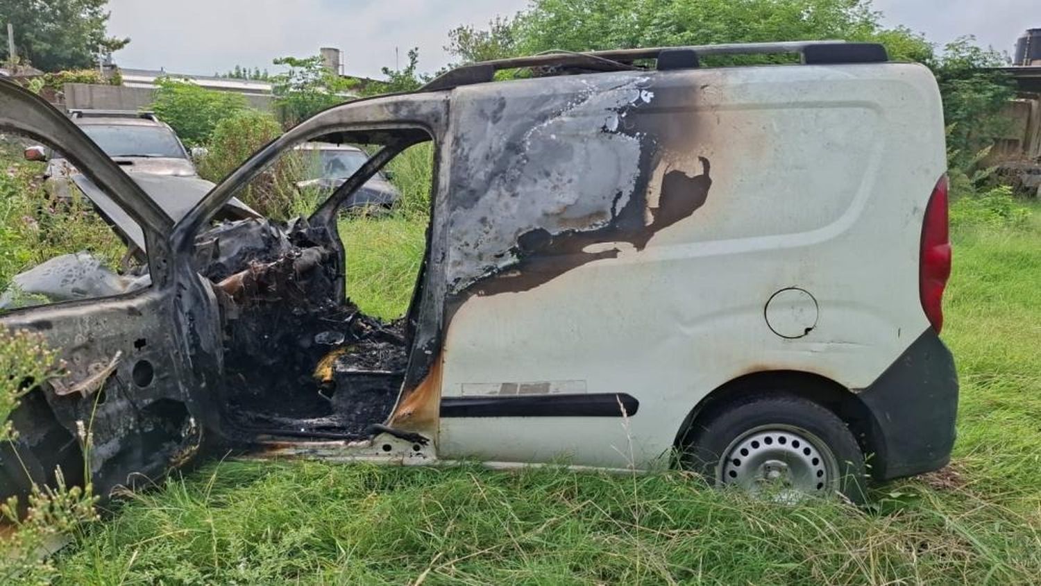 Tras impactar contra un árbol, el rodado se prendió fuego.