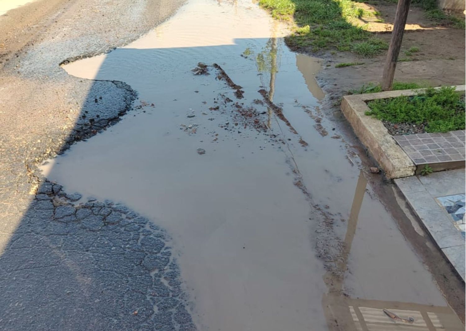 Reclamos por un caño roto en calle Irlanda