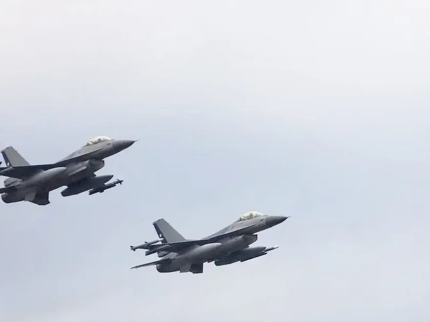 Seis F-16 llegan a la Argentina con escala en España y Brasil, desde Dinamarca hasta Río Cuarto