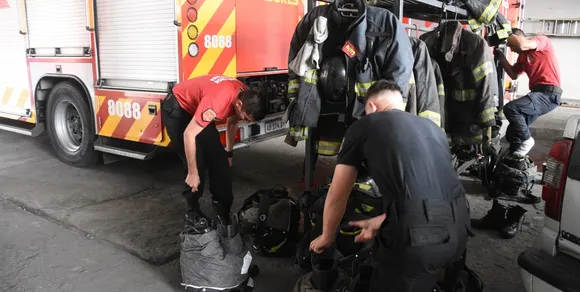 Quedó enganchado en una reja y los bomberos lo tuvieron que rescatar