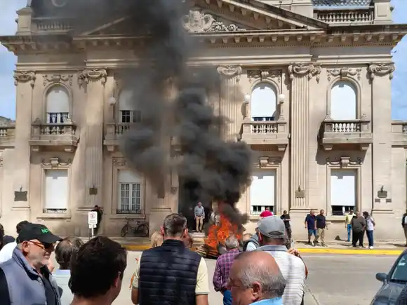Crisis hídrica y caminos intransitables: Productores protestaron frente a la Municipalidad de 9 de Julio