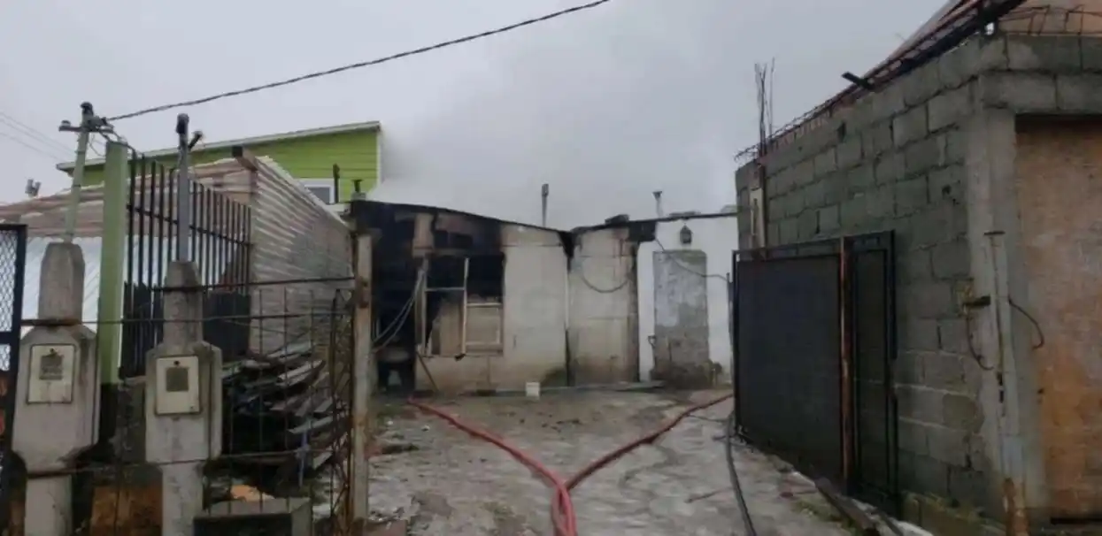 Su mujer lo denunció por violento y él le quemó la casa con sus cinco hijos adentro