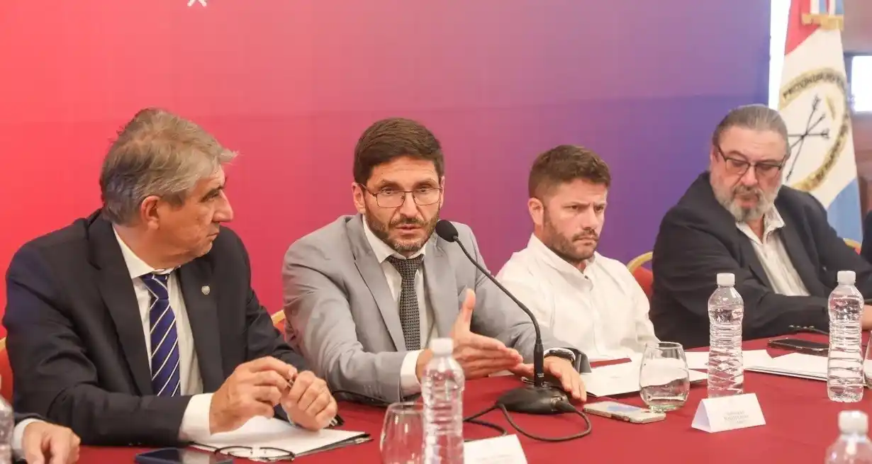 Bastía, Pullaro, Cándido y Mascheroni, en la reunión de la Junta de Seguridad. Crédito: Gobierno de Santa Fe