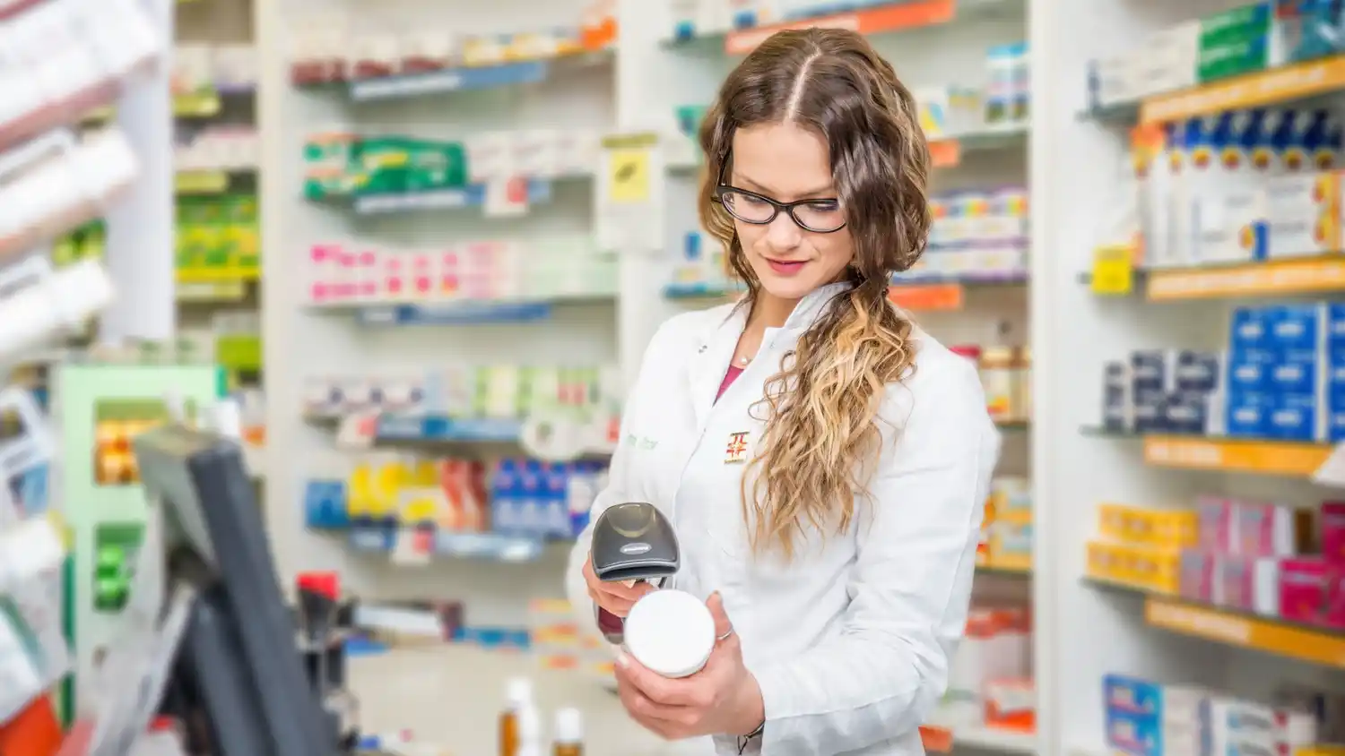 La presidenta de la Confederación Farmacéutica Argentina (COFA), Alejandra Gómez, advirtió que las farmacias corren el riesgo de quedarse sin stock de medicamentos si no se solucionan los atrasos de pago de las obras sociales y empresas de medicina prepaga.