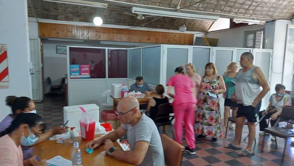 Vacunación COVID: aplican dosis en el centro de salud Arco Iris “hasta agotar stock”