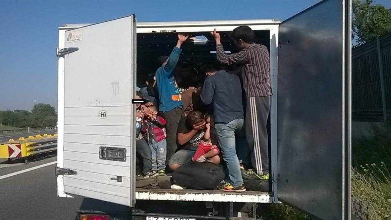 COBRAN 2.500 DÓLARES: EE.UU. desmantela red que llevaba a migrantes en maletas y cajas por la frontera con México