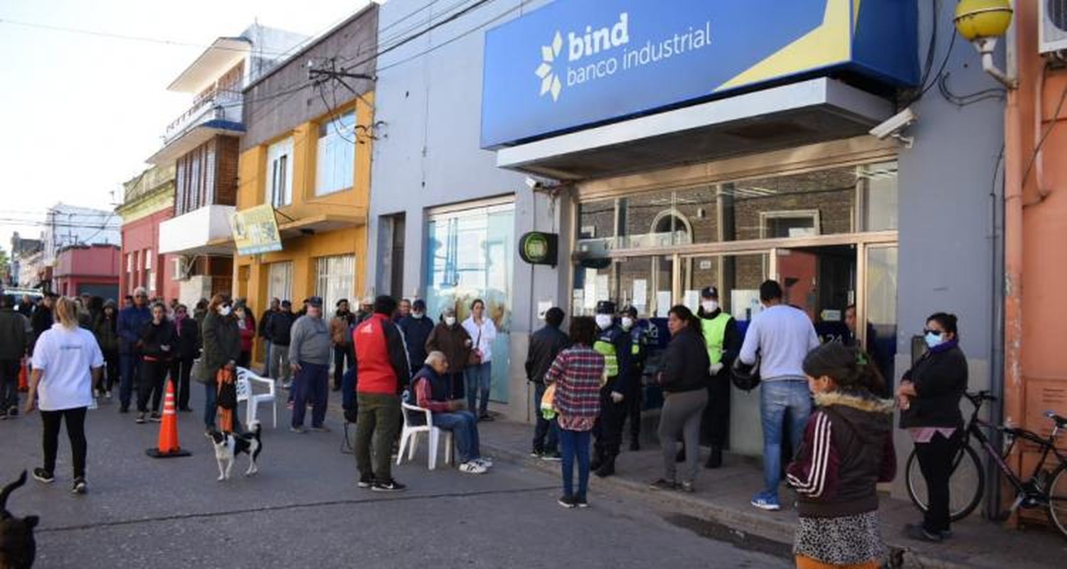 Tristísimo: Por la apertura de bancos, jubilados hacen cola desde las 2 de la madrugada