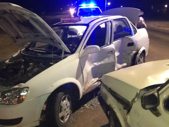 Choque entre dos autos : una mujer fue derivada al hospital