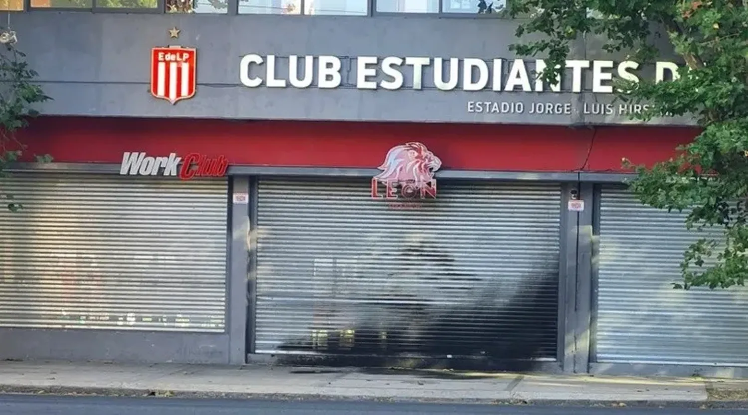 Atacaron con bombas molotov el estadio de Estudiantes de La Plata