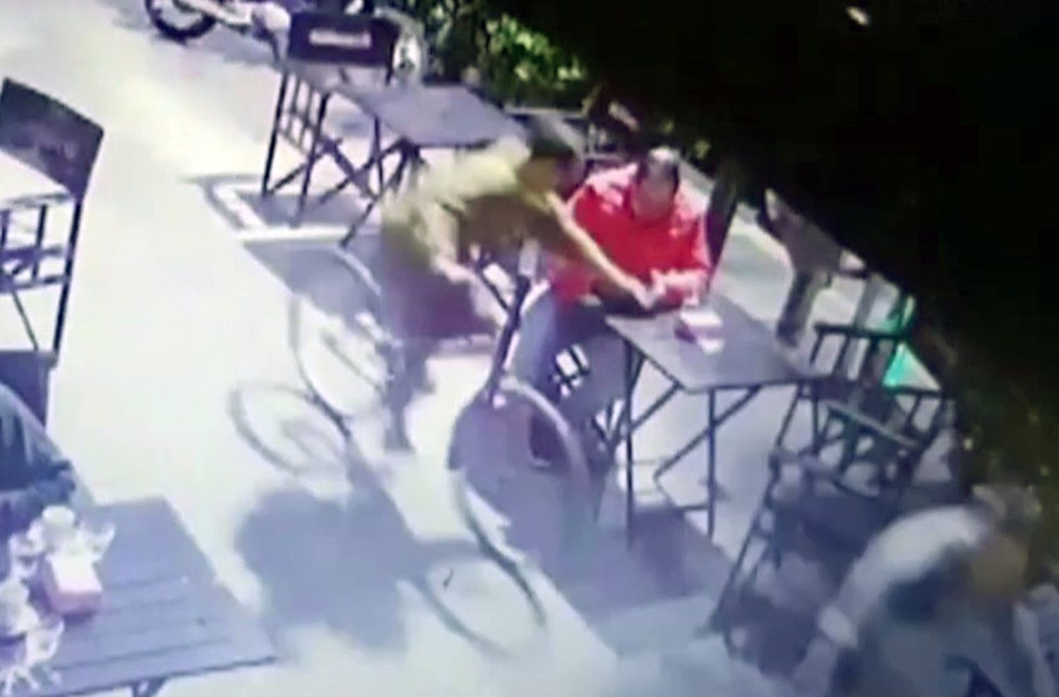 El video de un «bicichorro» que arrebata un celular en un bar de zona sur