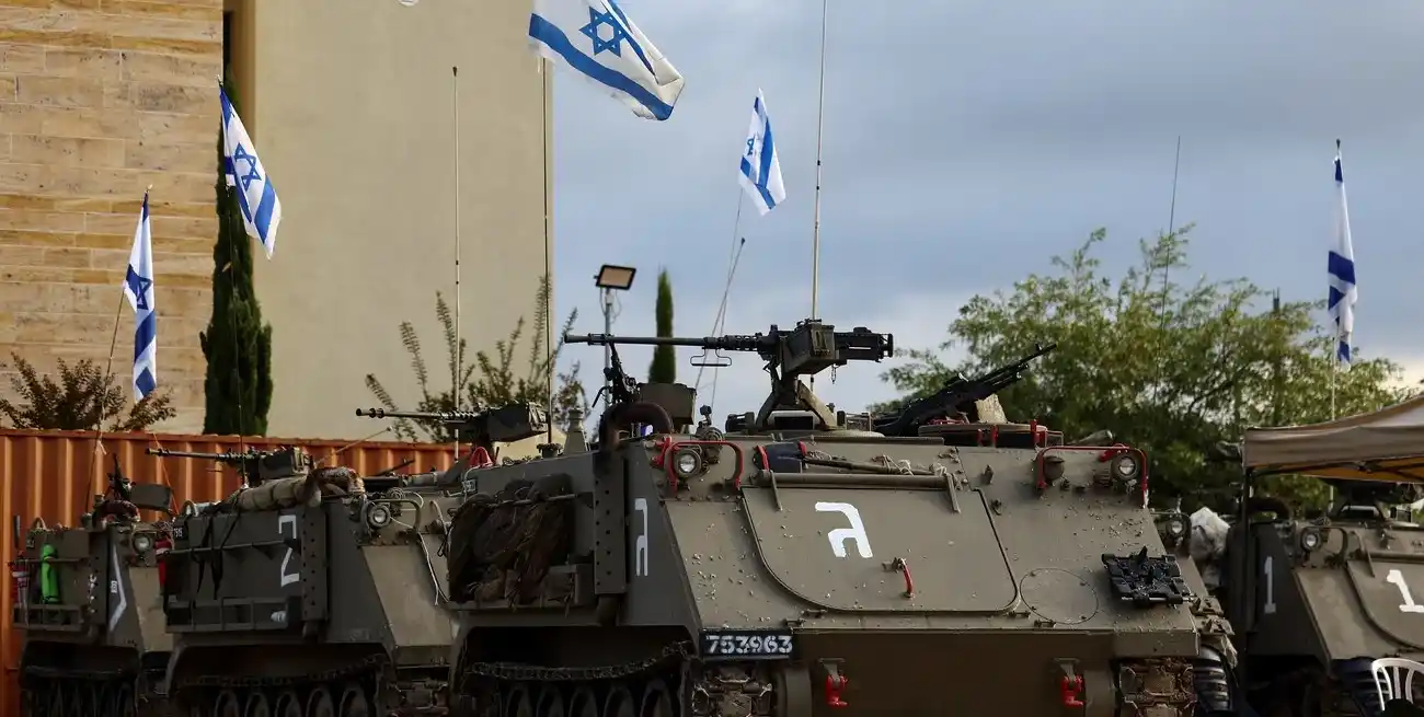 Parte de la flota de tanques de Israel apostados en cercanías a la frontera. Crédito: Reuters.
